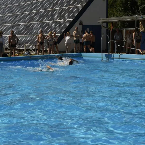 Schwimmer geben ihr Bestes im Wasser