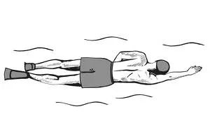 Schwimmer streckt Arm nach vorne