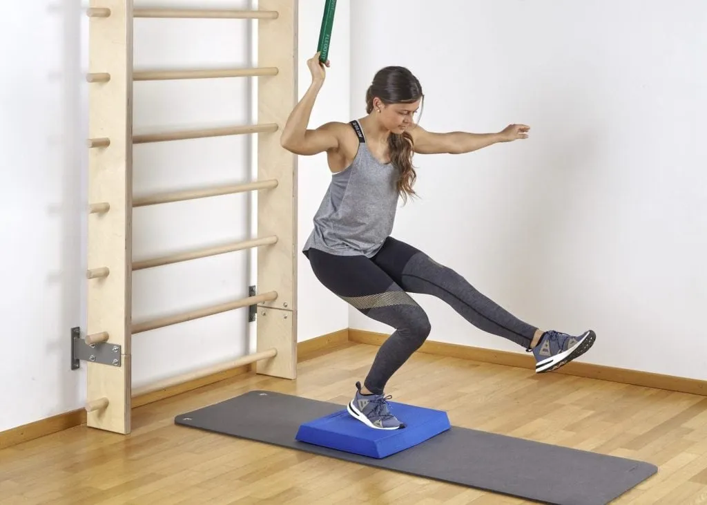 Schwimmerin macht Pistol Squats