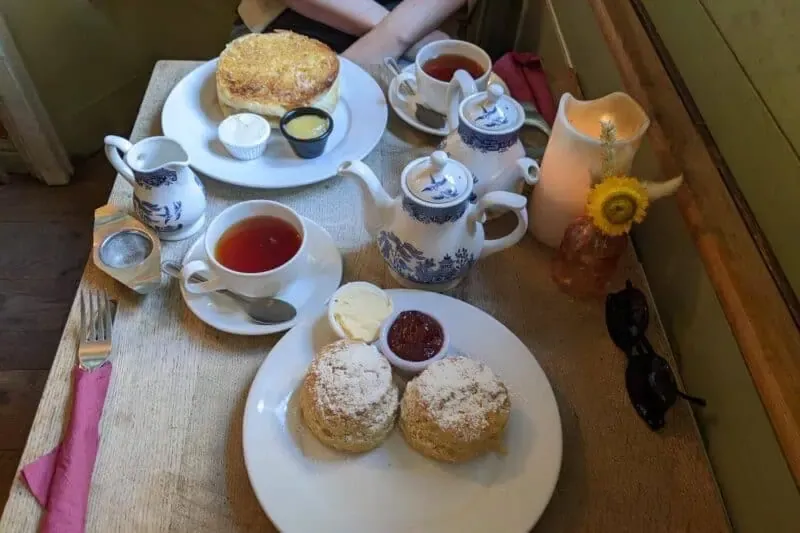 Scones und ein Bun, dazu Tee in Sally Lunn