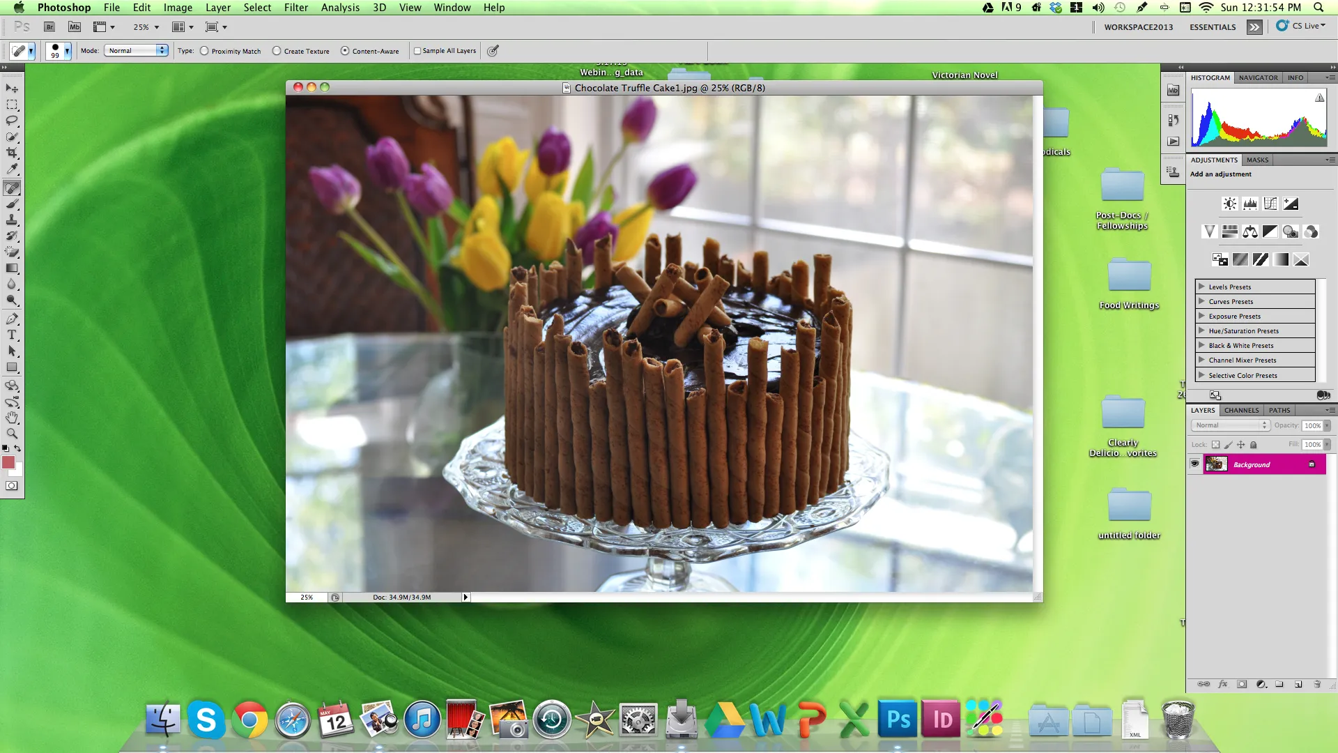 Screenshot von Adobe Photoshop CS12.1 mit einem geöffneten RAW-Bild eines Kuchens, bereit zur Belichtungsanpassung.