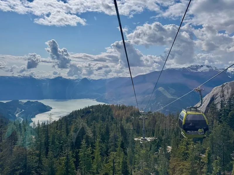 Sea-To-Sky Gondola mit Blick über den Howe Sound an der Westküste Kanadas nördlich von Vancouver.