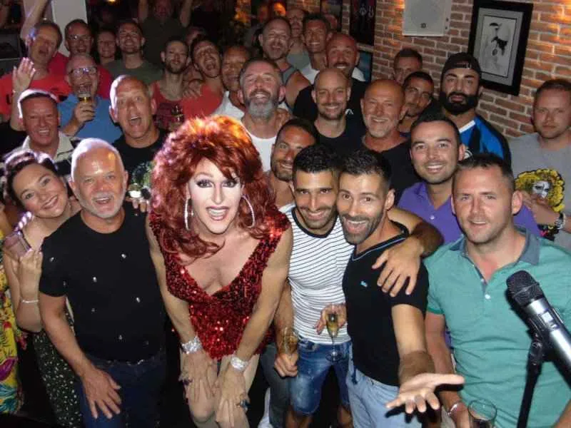 Seby und Stefan posieren mit einer Drag Queen und dem Publikum in der schwulen Bar El Piano in Sitges.
