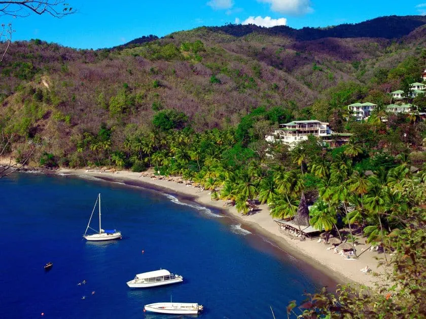 Segelboot im türkisfarbenen Wasser vor der malerischen Kulisse von St. Lucia