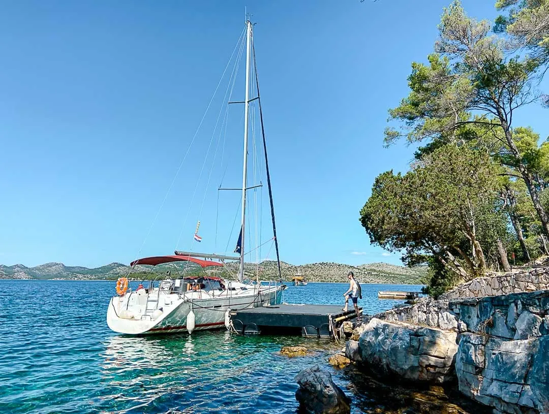 Segeln durch die Kornati Inseln nahe Dugi Otok in Kroatien, ein unvergessliches Erlebnis in einer malerischen Inselwelt.