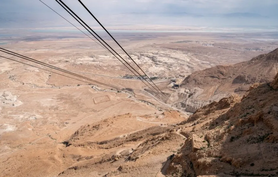 Seilbahnkabinen auf dem Weg zum oberen Plateau von Masada.