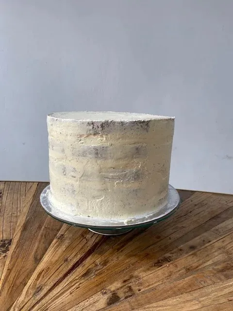 Seitenansicht der schlichten Hochzeitstorte mit weißer Buttercreme