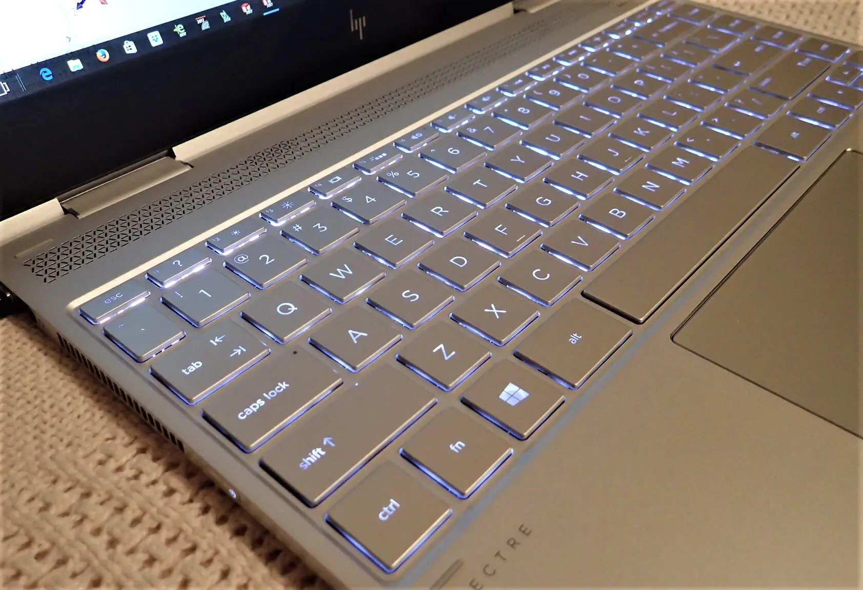 Seitenansicht des HP Spectre x360 mit Anschlüssen