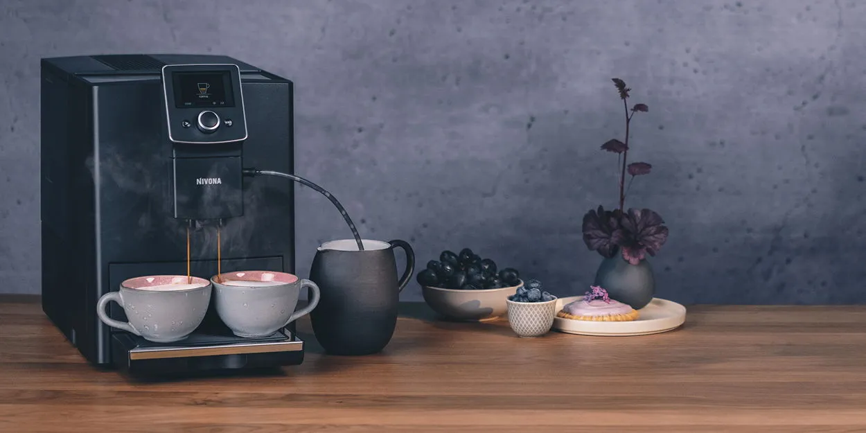 Seitenansicht des NIVONA 820 CafeRomatica Vollautomaten mit TFT-Farbdisplay und intuitivem Bedienfeld.