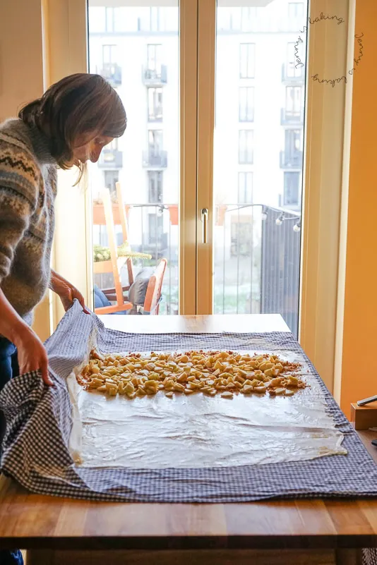 Seitenränder beim Strudelteig einklappen