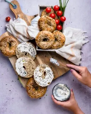 Selbstgebackene amerikanische Bagels mit Sesam, innen weich, außen knusprig.