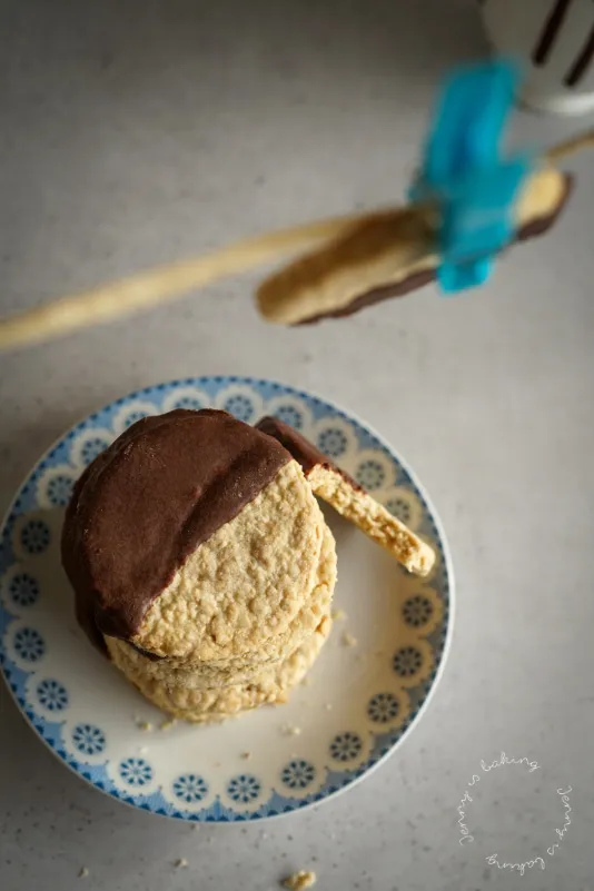 Selbstgebackene einfache Haferflockenkekse mit Buttermilch und Schokoladenüberzug, liebevoll an einer Wäscheleine präsentiert