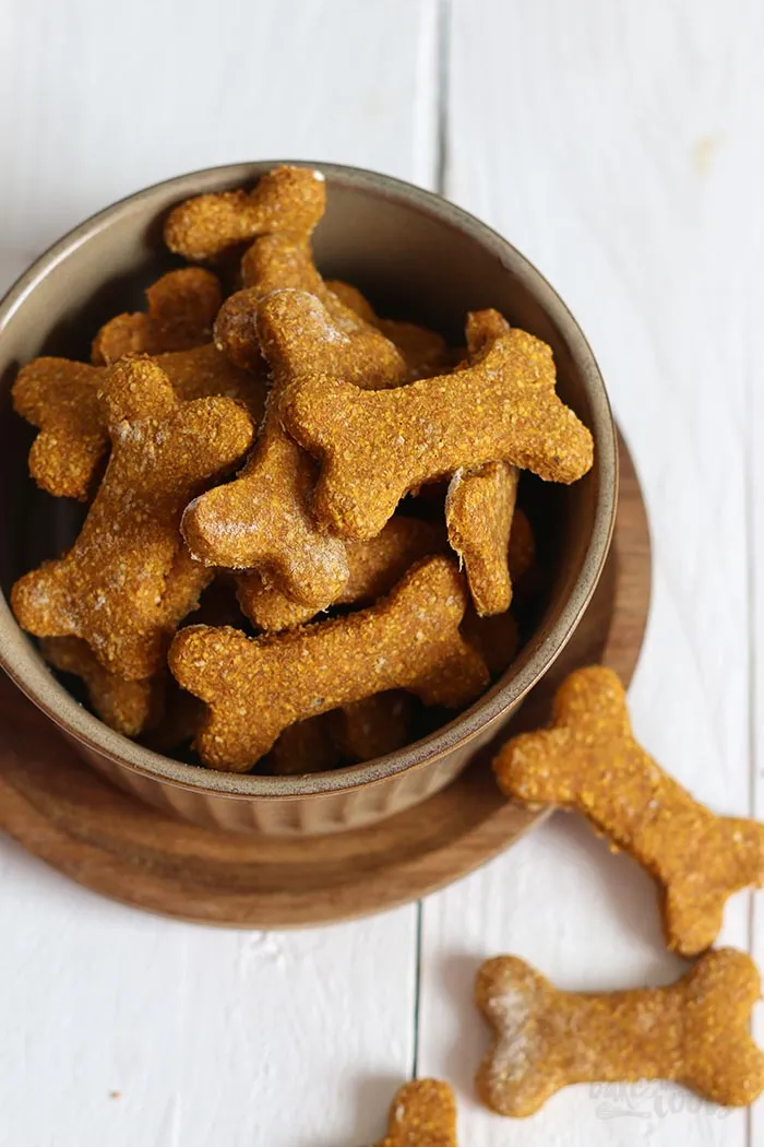 Selbstgebackene Hundekekse mit Karotten und Kartoffeln, appetitlich angerichtet