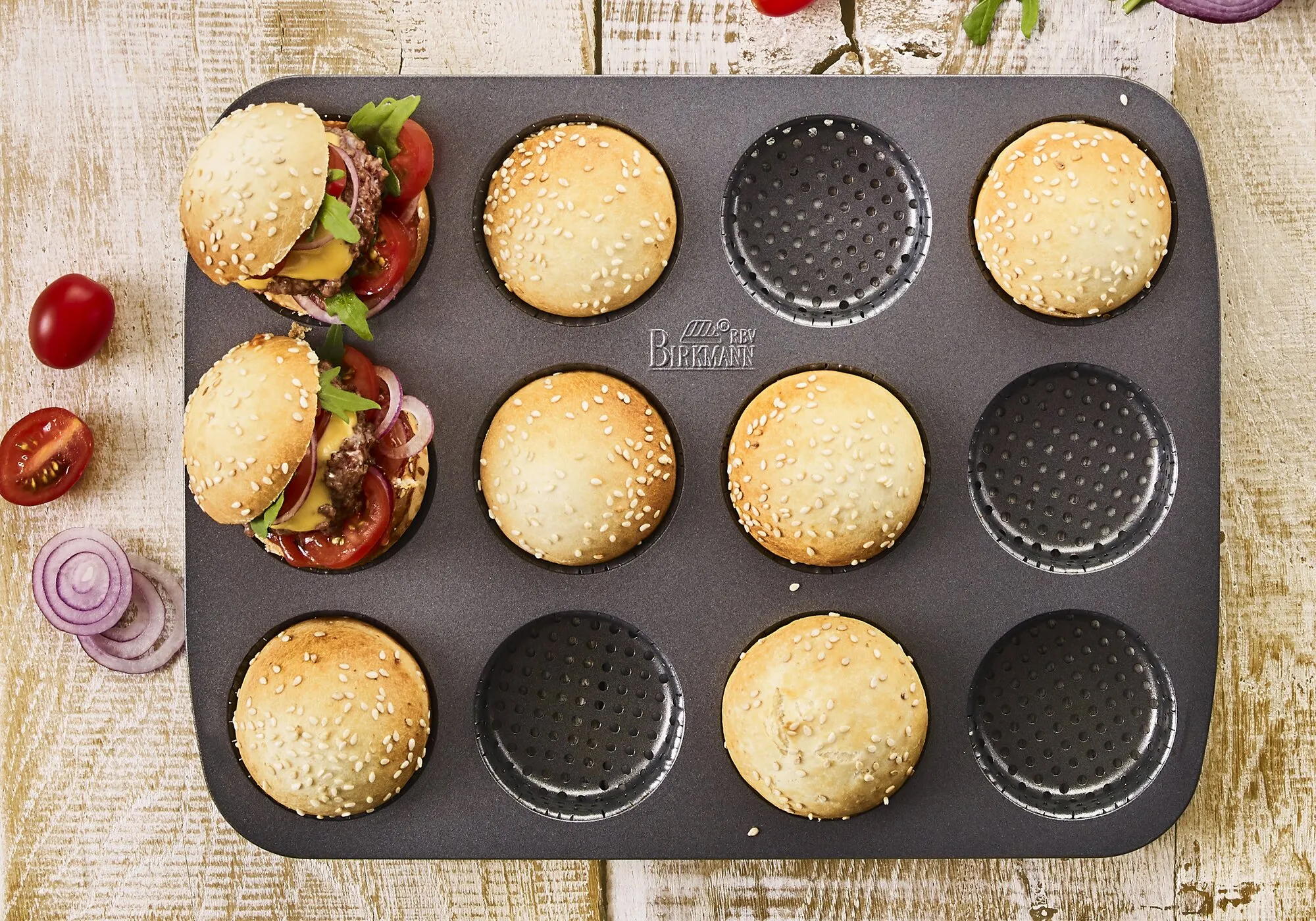 Selbstgebackene Mini Burger Brötchen frisch aus dem Ofen