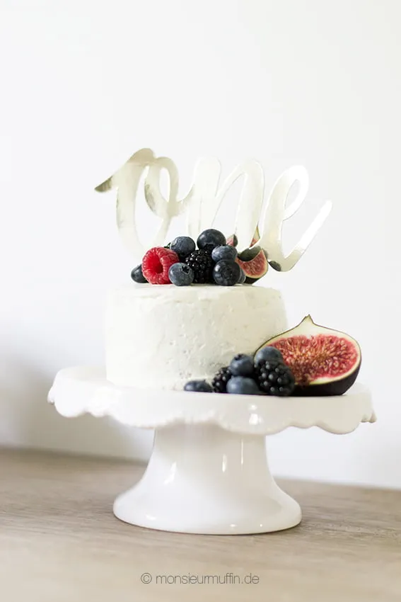 Selbstgebackener Möhrenkuchen mit wenig Zucker und frischem Fruchtdesign