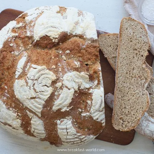 Selbstgebackenes Krustenbrot mit knuspriger Kruste und weicher Krume.