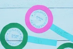 Selbstgebastelte Lupen-Einladungen für eine spannende Forscherparty in bunten Farben.