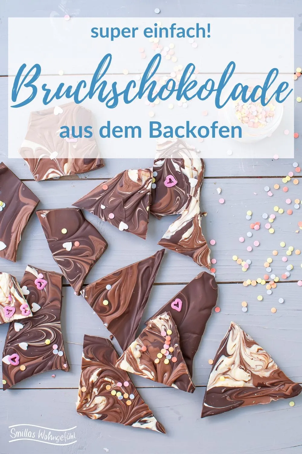 Selbstgemachte Bruchschokolade in einem dekorativen Glas, als liebevolles Geschenk verpackt und gekühlt aufbewahrt.