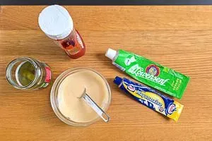 Selbstgemachte Burgersauce aus Mayonnaise, Senf und Ketchup zubereiten