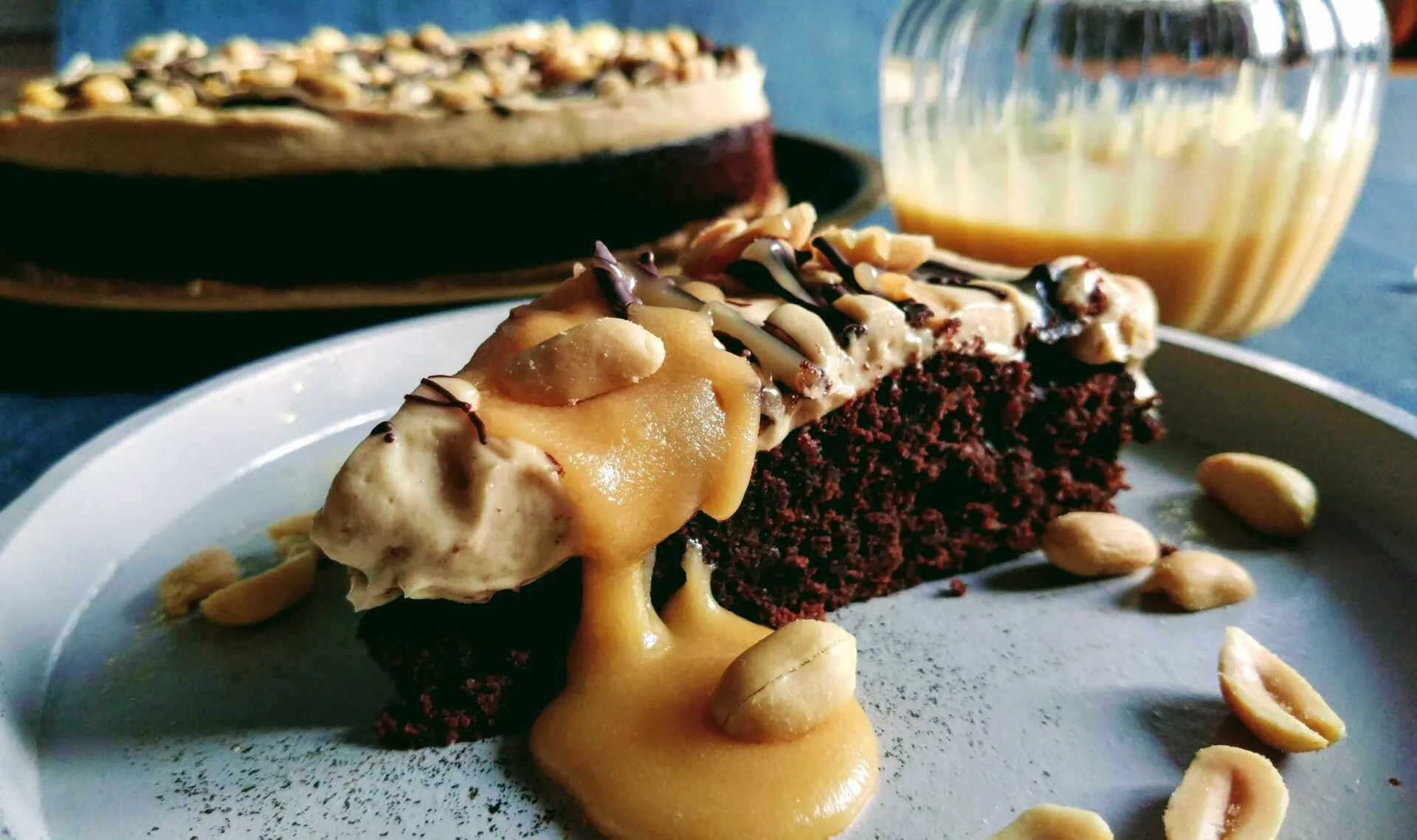 Selbstgemachte, glänzende Salzkaramellsoße und cremige Erdnussbuttercreme, die Hauptzutaten für einen geilen Geburtstagskuchen.