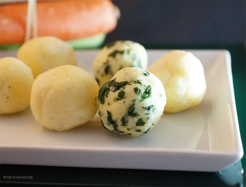 Selbstgemachte Grießklößchen in einer Schale, fertig zum Servieren in Suppen oder als Beilage, ein Beispiel für traditionelle deutsche Hausmannskost.