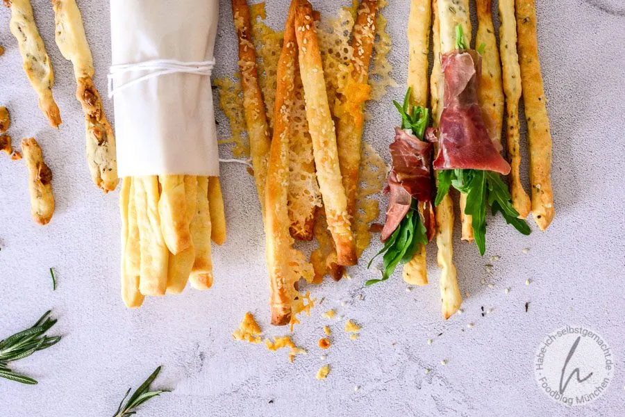 Selbstgemachte italienische Brotstangen mit verschiedenen Toppings