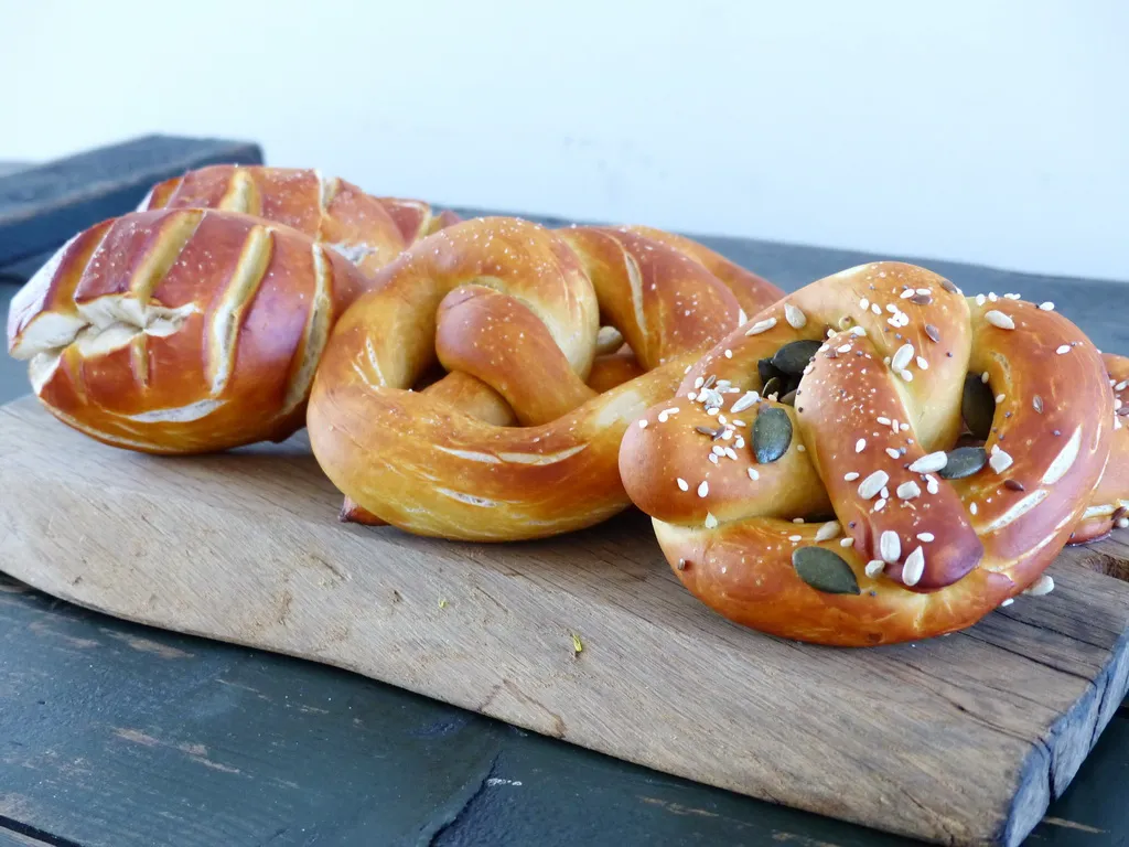 Selbstgemachte Laugenzöpfe und Brezeln bereit zum Servieren