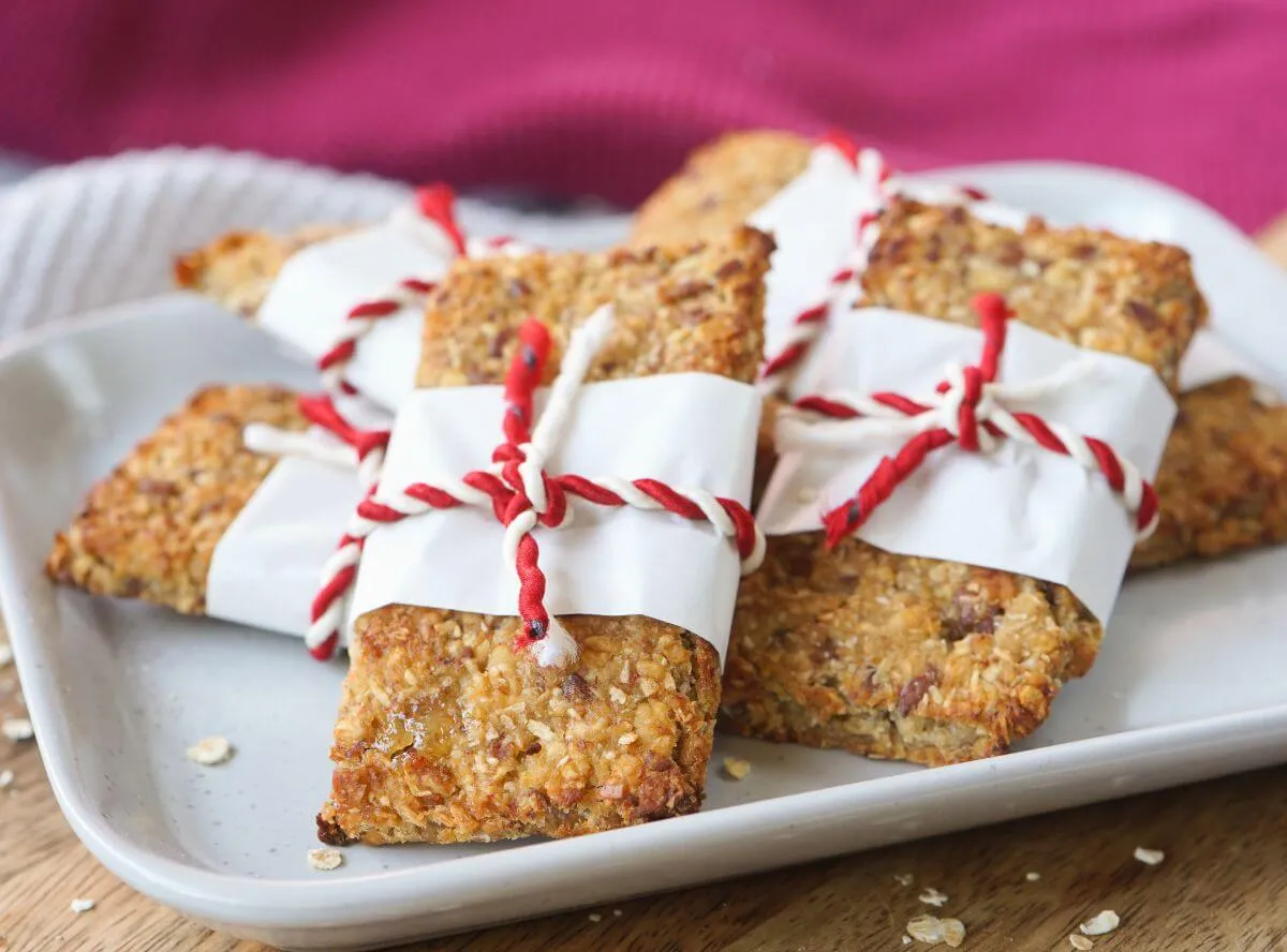 Selbstgemachte Müsliriegel mit Haferflocken, Nüssen und getrockneten Früchten