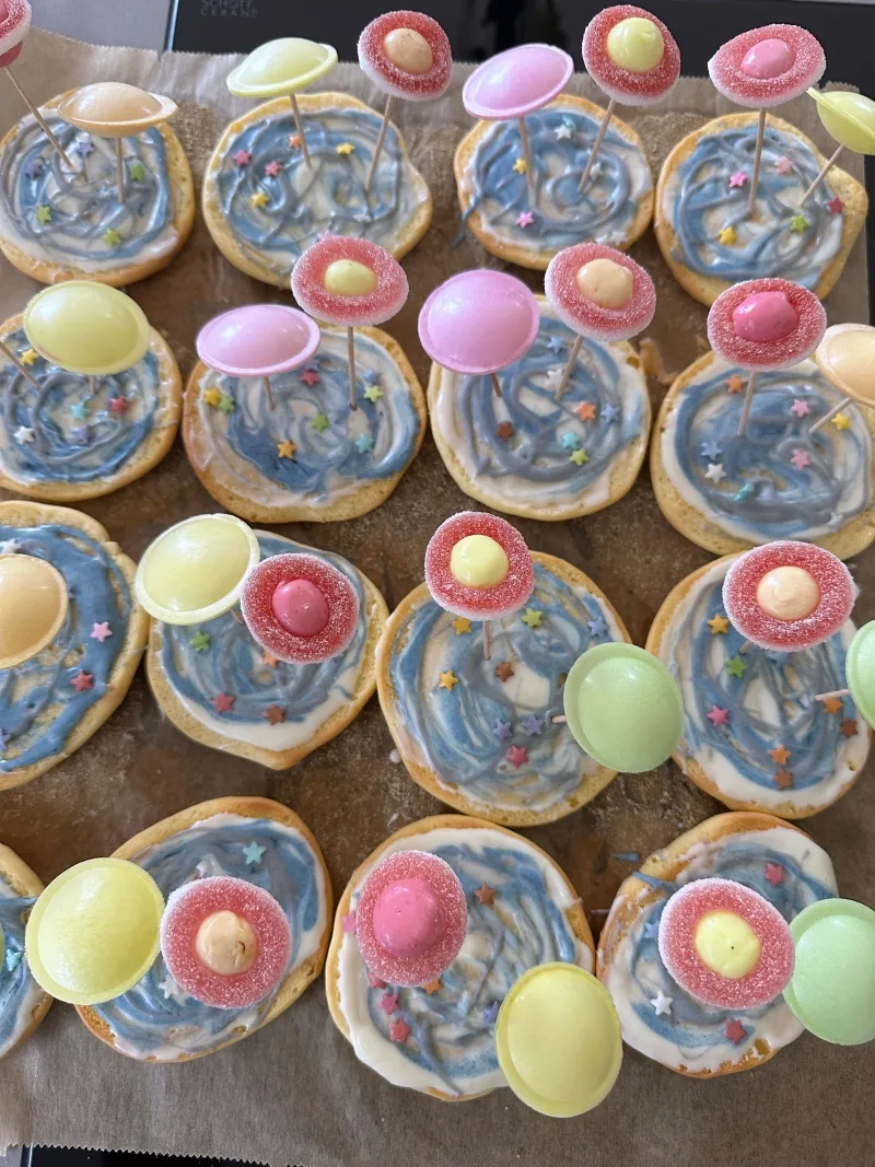 Selbstgemachte Planeten-Amerikaner für den Kindergeburtstag in Weltraum-Form