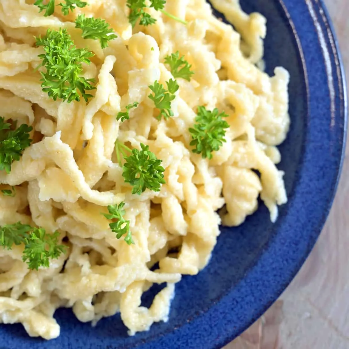 Selbstgemachte Spätzle, goldbraun und bereit für eine cremige Sauce