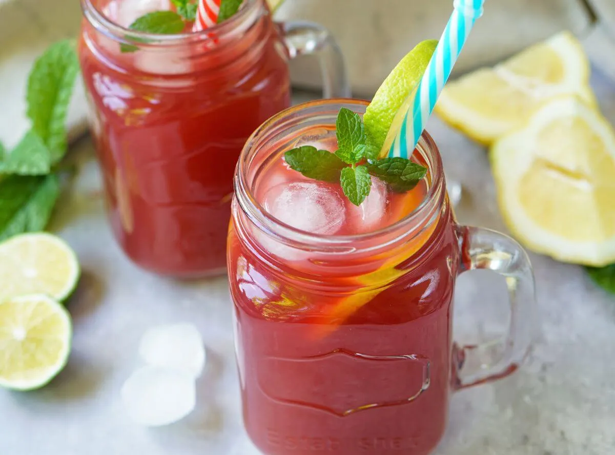Selbstgemachter Eistee mit Zitronenscheiben und Minze in einem Glas