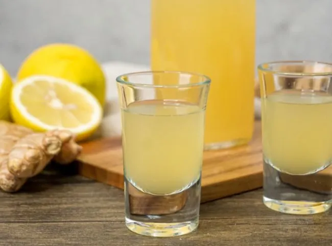 Selbstgemachter Ingwersirup mit frischer Zitrone als natürliches Süßungsmittel