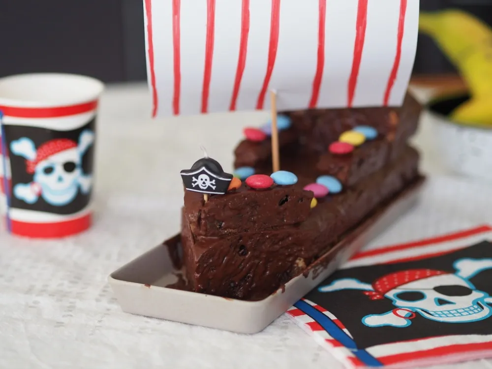 Selbstgemachter Piratengeburtstagskuchen in Schiffsform