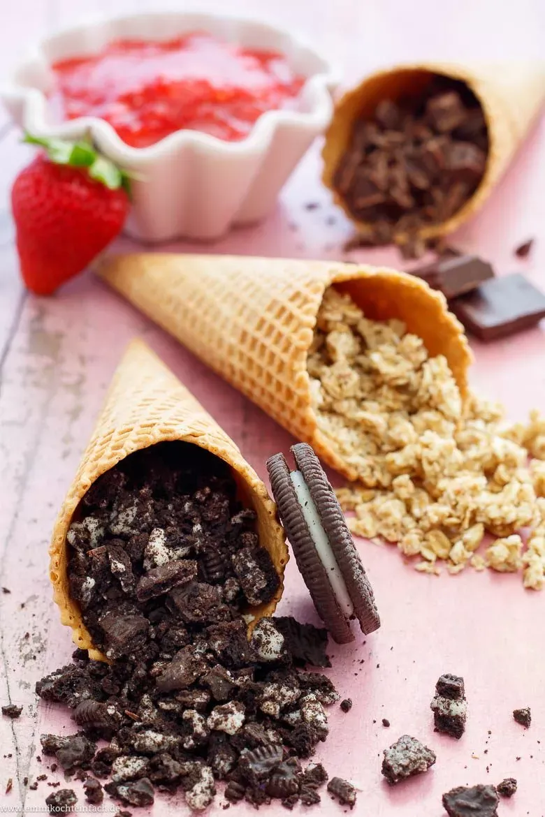 Selbstgemachtes Eis mit vielfältigen Toppings wie Früchten, Keksen und Schokoladenstücken