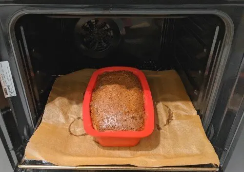 Selbstgemachtes Eiweißbrot mit einer Backmischung