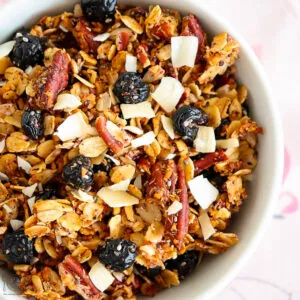 Selbstgemachtes Knuspermüsli (Granola) als gesundes Frühstück oder Snack ohne zugesetzten Zucker.