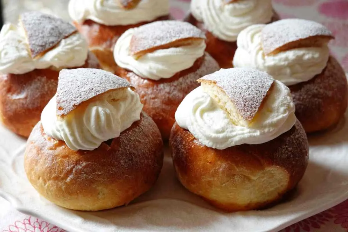 Semla, ein schwedisches Fastenbrötchen, gefüllt mit Sahne und Mandelpaste
