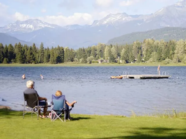 Seniorenpaar genießt die Aussicht auf einen See oder das Meer
