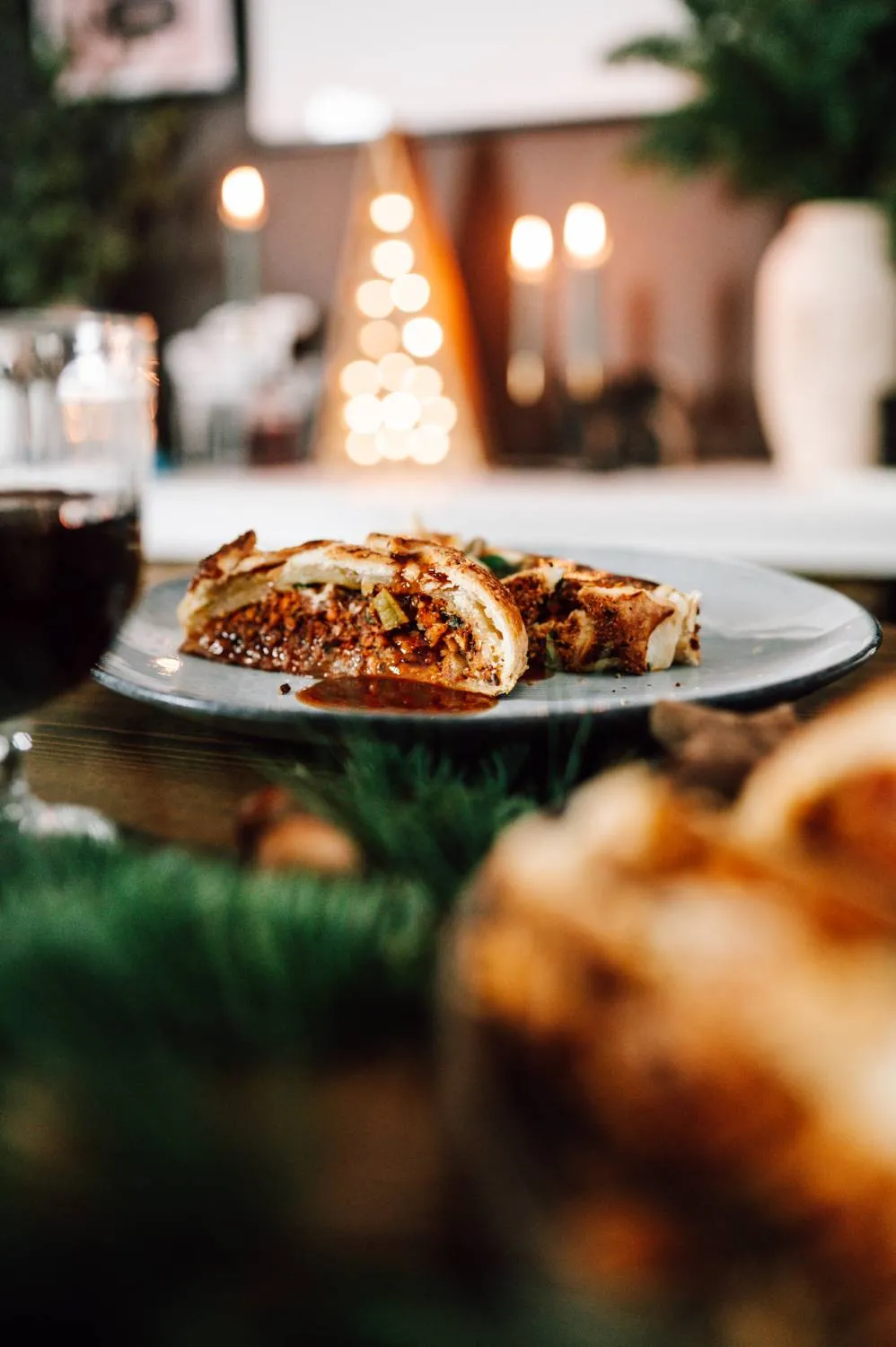 Servierbereit: Vegetarischer Weihnachtsbraten im Ganzen