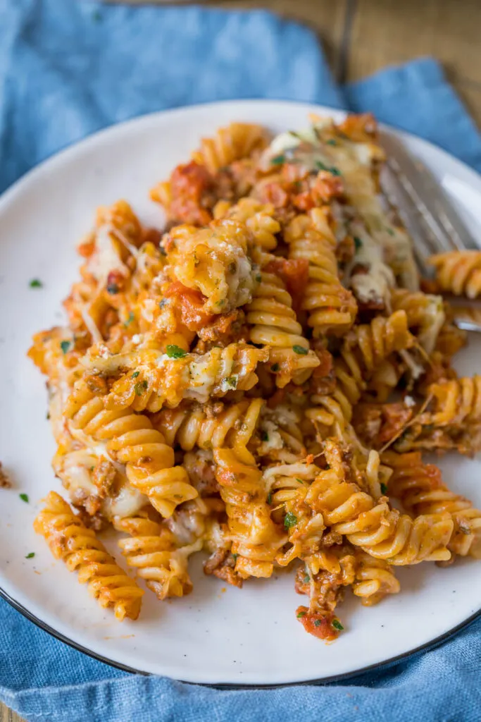 Servierbereiter Nudelauflauf mit Hackfleisch, frisch aus dem Ofen, betont die hausgemachte Qualität ohne Fertigprodukte.