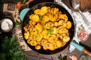 Servierfertige Bratkartoffeln aus gekochten Kartoffeln, appetitlich angerichtet als herzhafte Beilage.