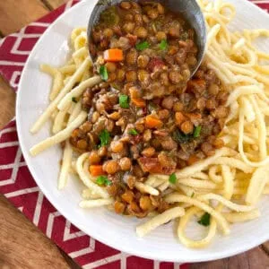 Servierfertige Linsen mit Spätzle, ein Klassiker der schwäbischen Küche