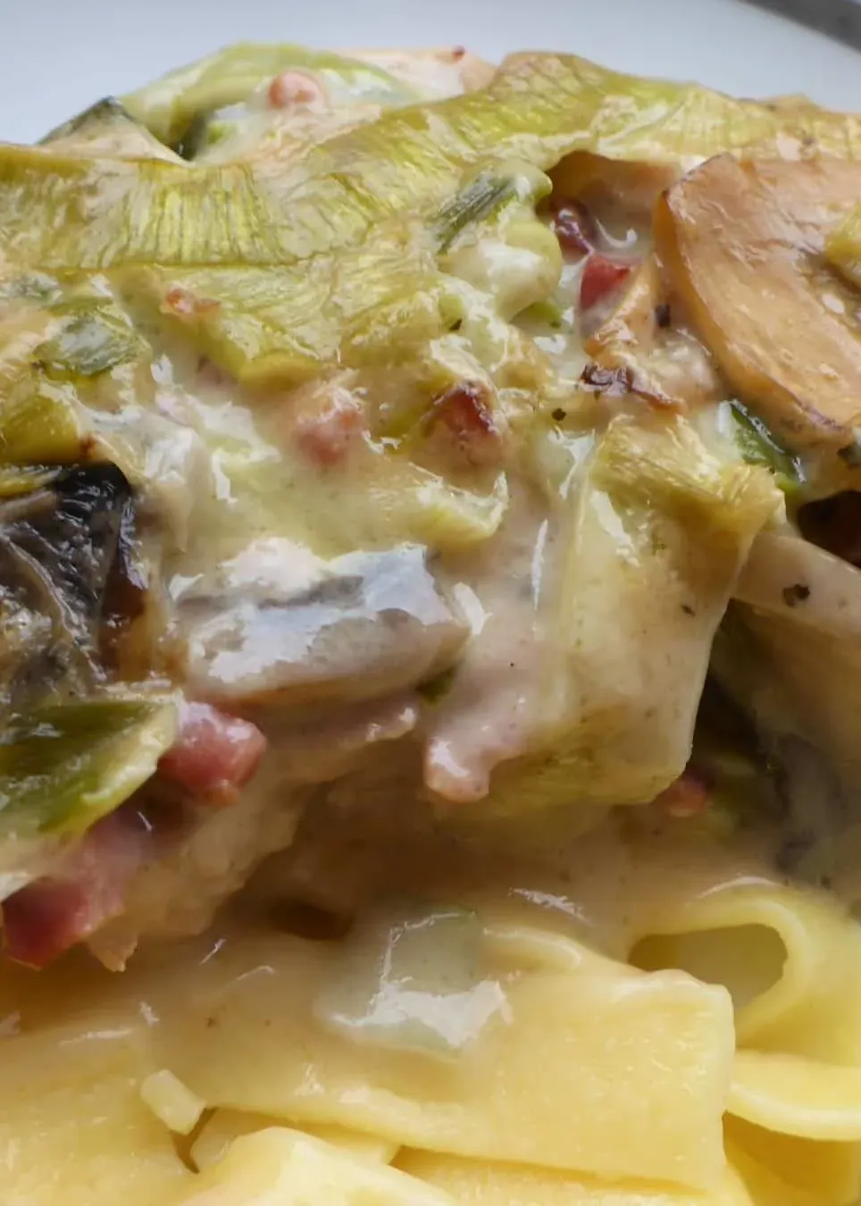 Servierfertige Schnitzelpfanne mit zartem Schweinefilet, Lauch und cremiger Pilzsauce