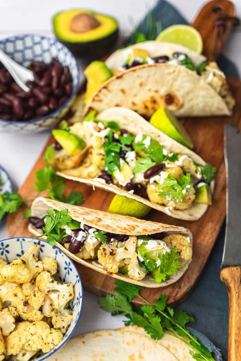 Servierfertige vegetarische Tacos mit frischen Zutaten