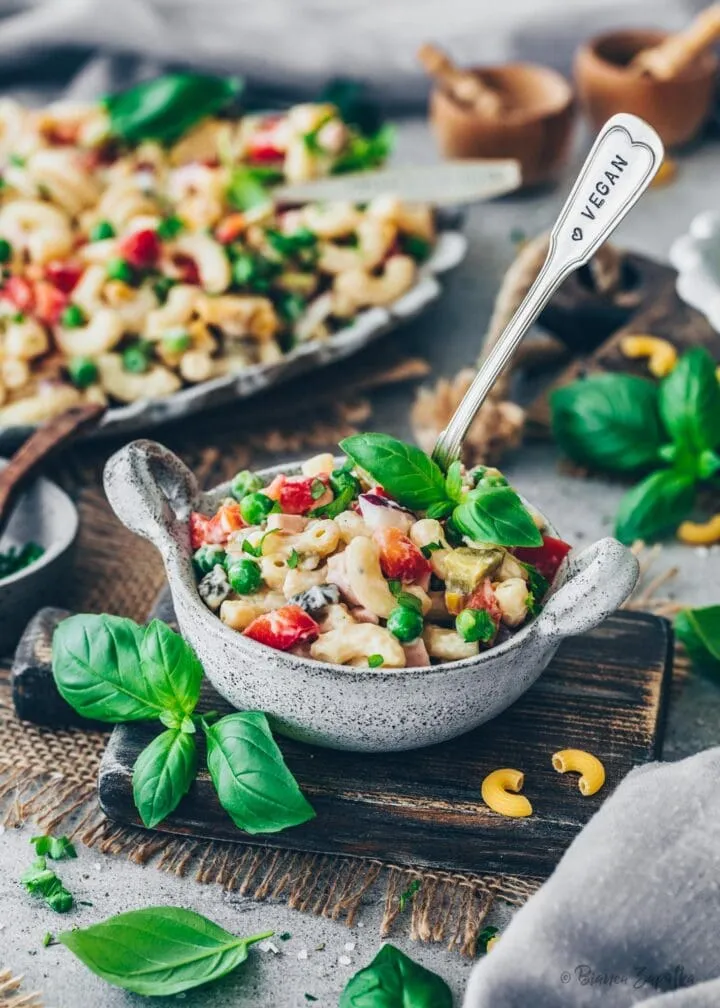 Servierfertiger einfacher veganer Nudelsalat mit Nudeln, frischem Gemüse und cremigem Mayonnaise-Dressing.