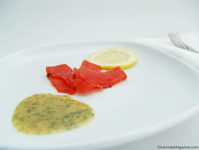 Servierfertiger Graved Lachs mit frischem Dill und Zitronenscheiben, bereit zum Genießen als Vorspeise