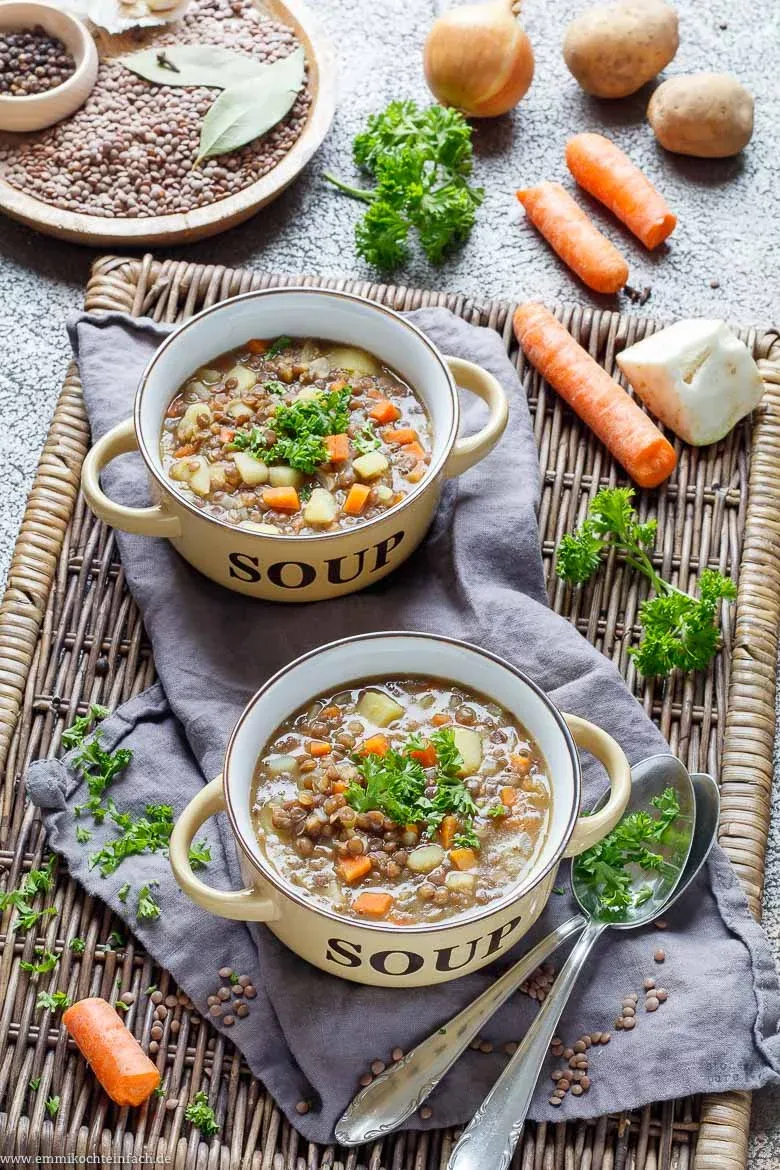 Servierfertiger klassischer Linseneintopf mit Petersilie garniert, ein herzhaftes Linsen Rezept