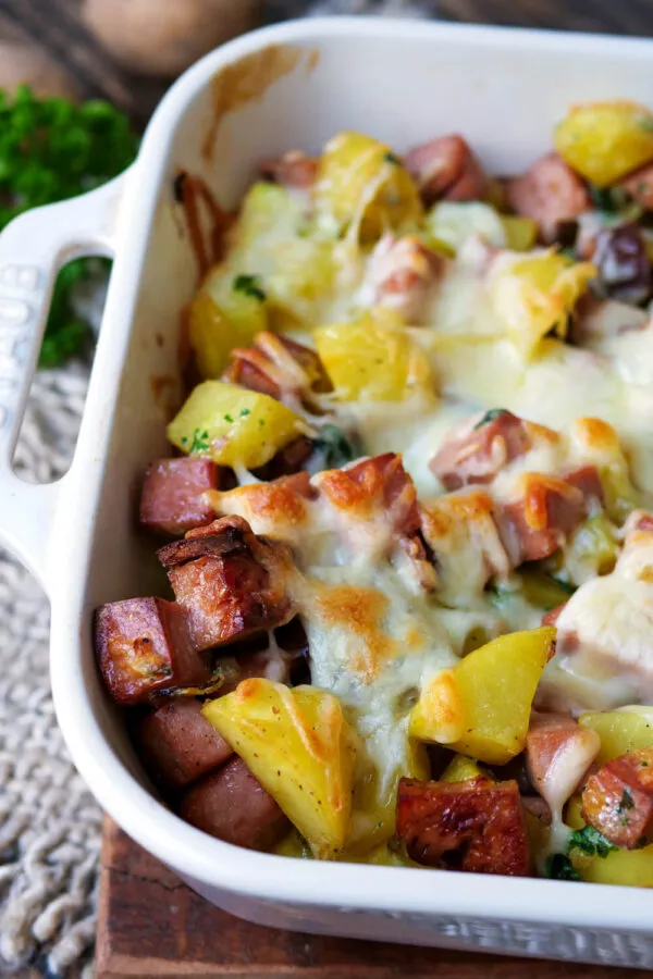 Servierfertiger Leberkäse-Kartoffel-Auflauf mit goldbrauner Käsekruste, perfekt für ein schnelles Abendessen