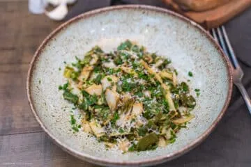 Servierfertiger Mangold nach italienischem Rezept, bestreut mit Parmesan