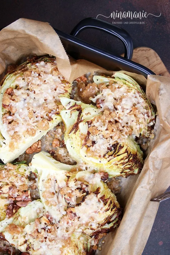 Servierfertiger Parmesan-Wirsing aus dem Ofen mit knusprigen Bröseln